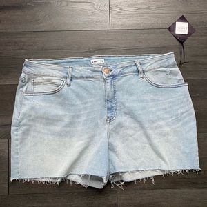 Ava & Viv Women's Plus Size Blue Denim Jean Shorts Size 20W Light Wash NWT